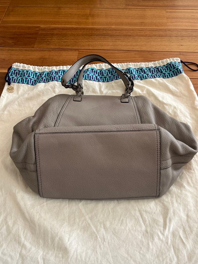 トリバーチ グレー レザー トートバッグ ショルダーストラップ付き