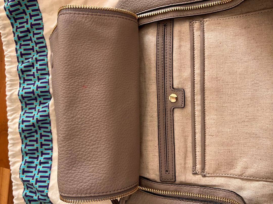 トリバーチ グレー レザー トートバッグ ショルダーストラップ付き