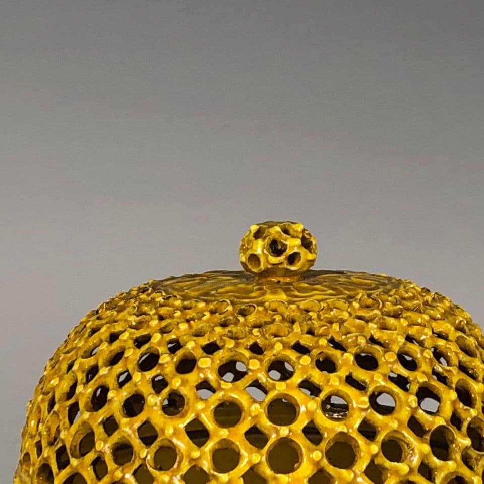 景徳鎮 陶磁器 帝王黄釉透かし彫り香炉 香道具 茶道具 装飾品 工芸品 置物