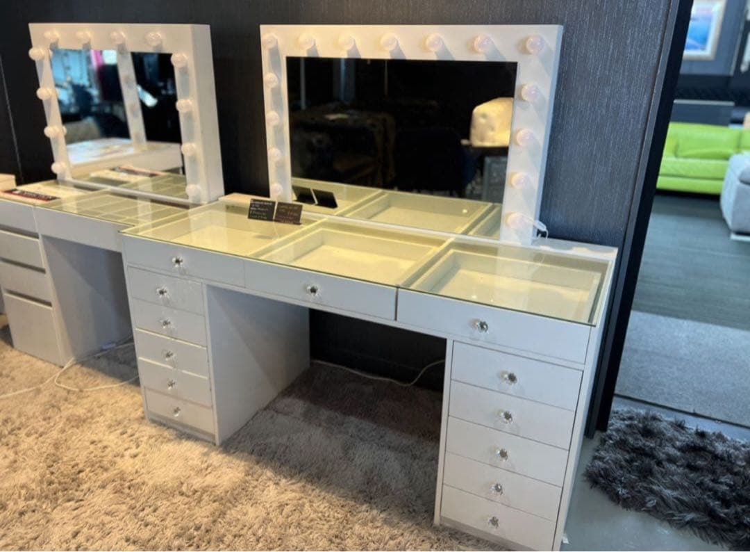 ホワイト 木製 ドレッサー ミラー付き • 在庫は1点のみです。