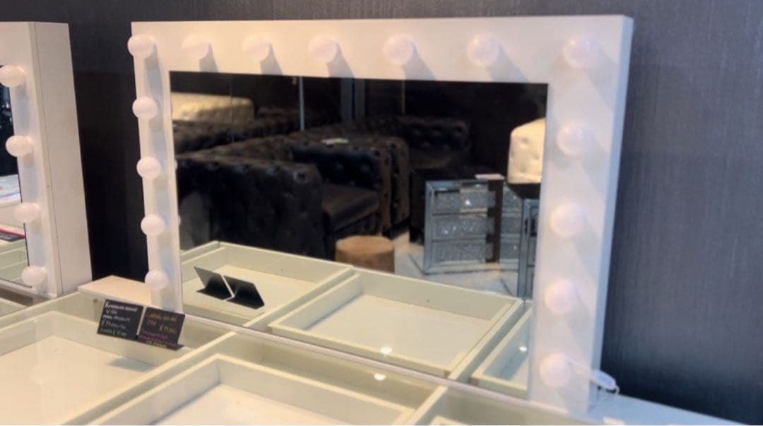 ホワイト 木製 ドレッサー ミラー付き • 在庫は1点のみです。