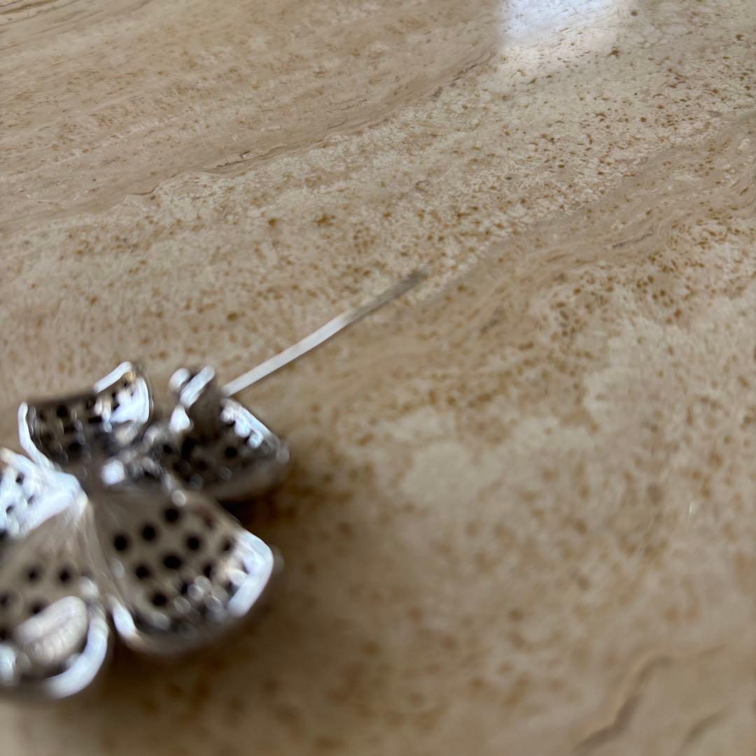 FOXEY 花形ブローチ・クリスタル風装飾