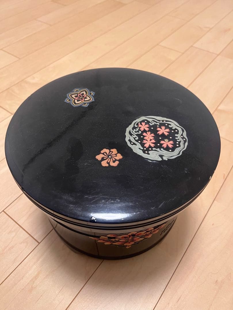 円形重箱 黒地 花柄 赤内装