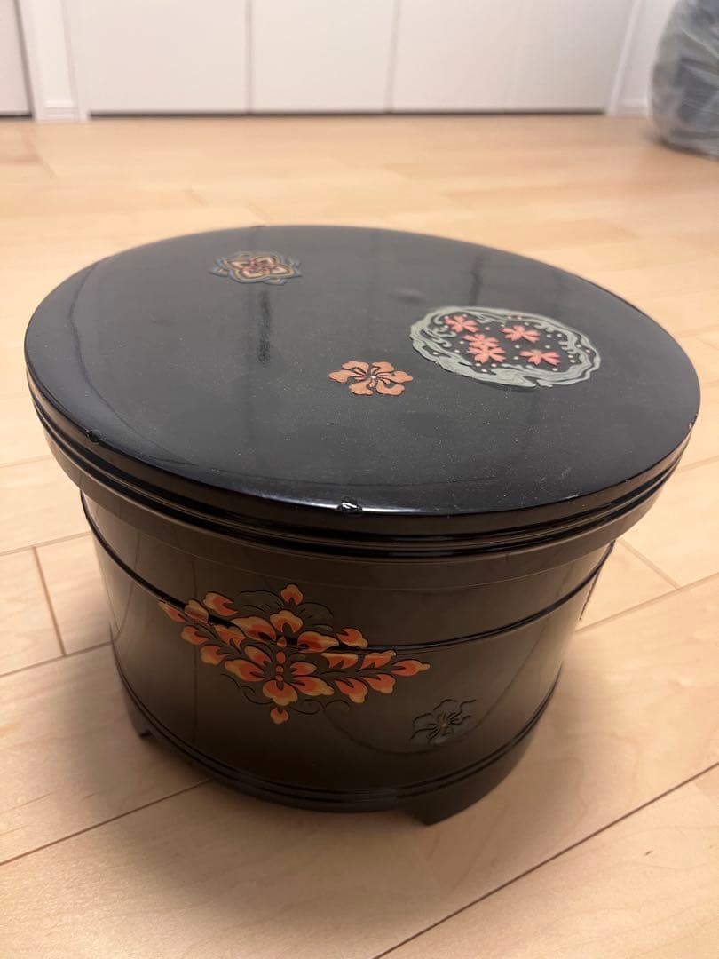 円形重箱 黒地 花柄 赤内装