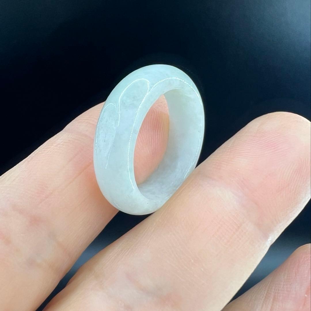 新品　ミャンマー産天然Aランク翡翠ののくり抜きリンググリーンホワイトAB1006