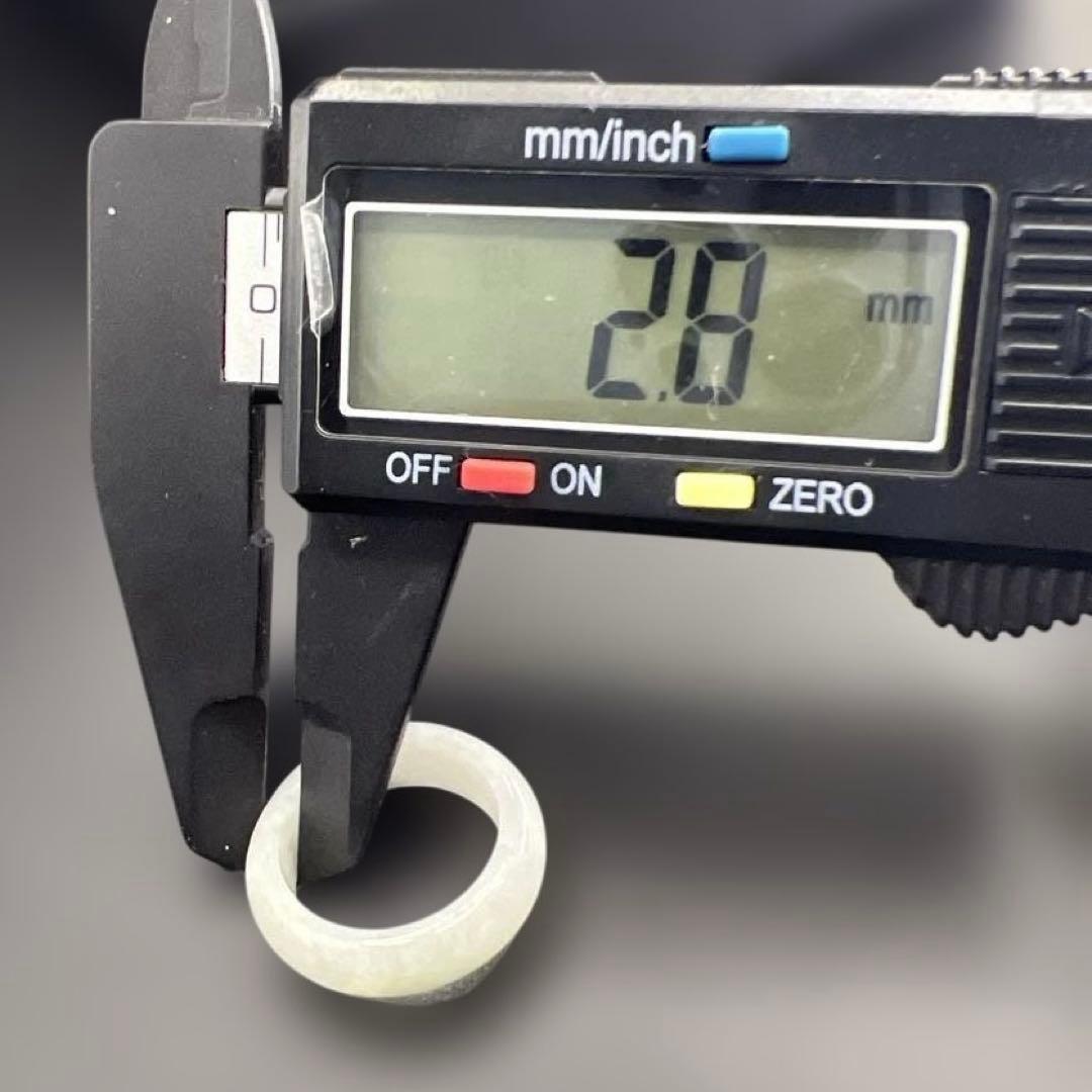 新品　ミャンマー産天然Aランク翡翠ののくり抜きリンググリーンホワイトAB1006