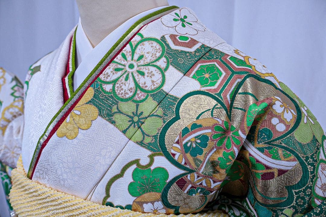 正絹　モダン系　白地にグリーン柄の振袖セット