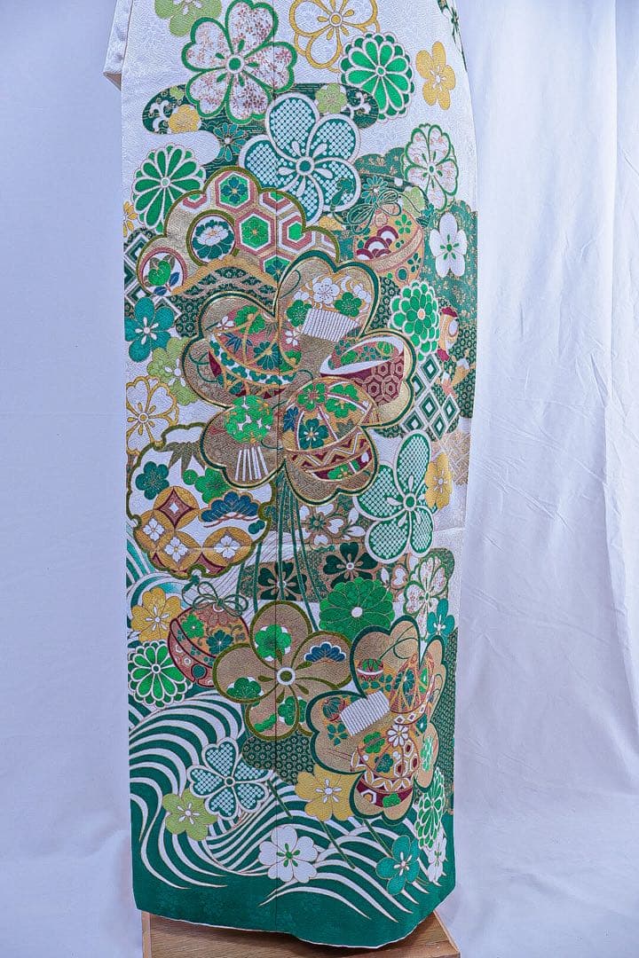 正絹　モダン系　白地にグリーン柄の振袖セット