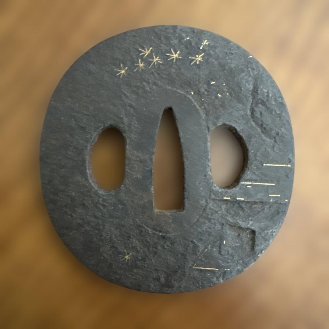 日本刀の鍔　アンティーク　美術品　工芸品　刀装具　紅葉模様の黒色金属鍔 122g