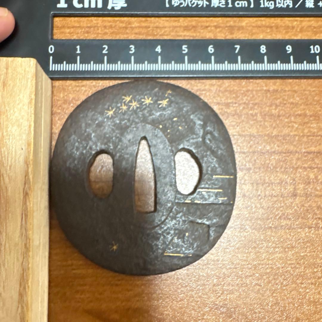 日本刀の鍔　アンティーク　美術品　工芸品　刀装具　紅葉模様の黒色金属鍔 122g