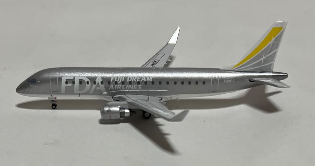 航空機・ヘリコプター FDA ERJ-175 JA10FJ Silver