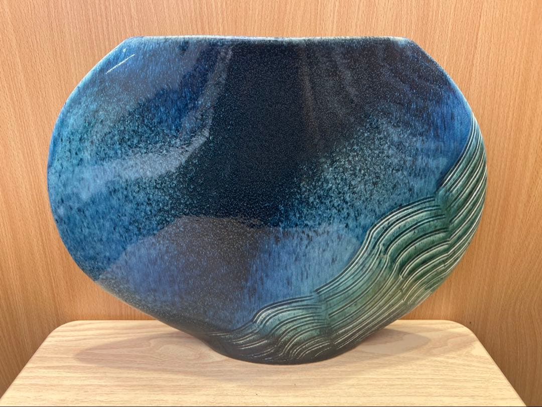 陶器製 花瓶（青・緑の釉薬・波模様）