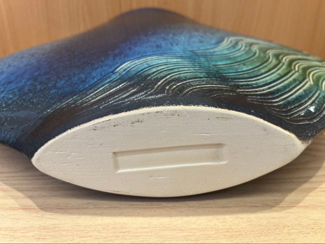 陶器製 花瓶（青・緑の釉薬・波模様）