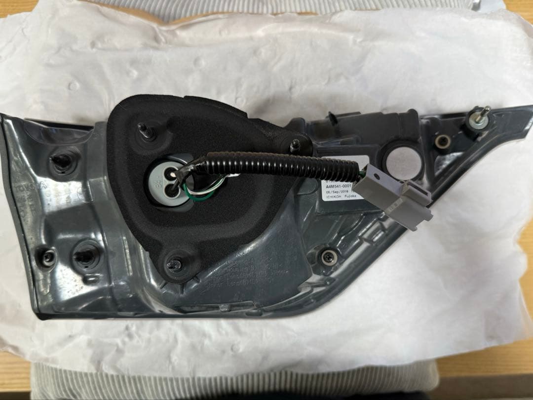 60系ハリアー（前期） 右テールレンズ バックドア側