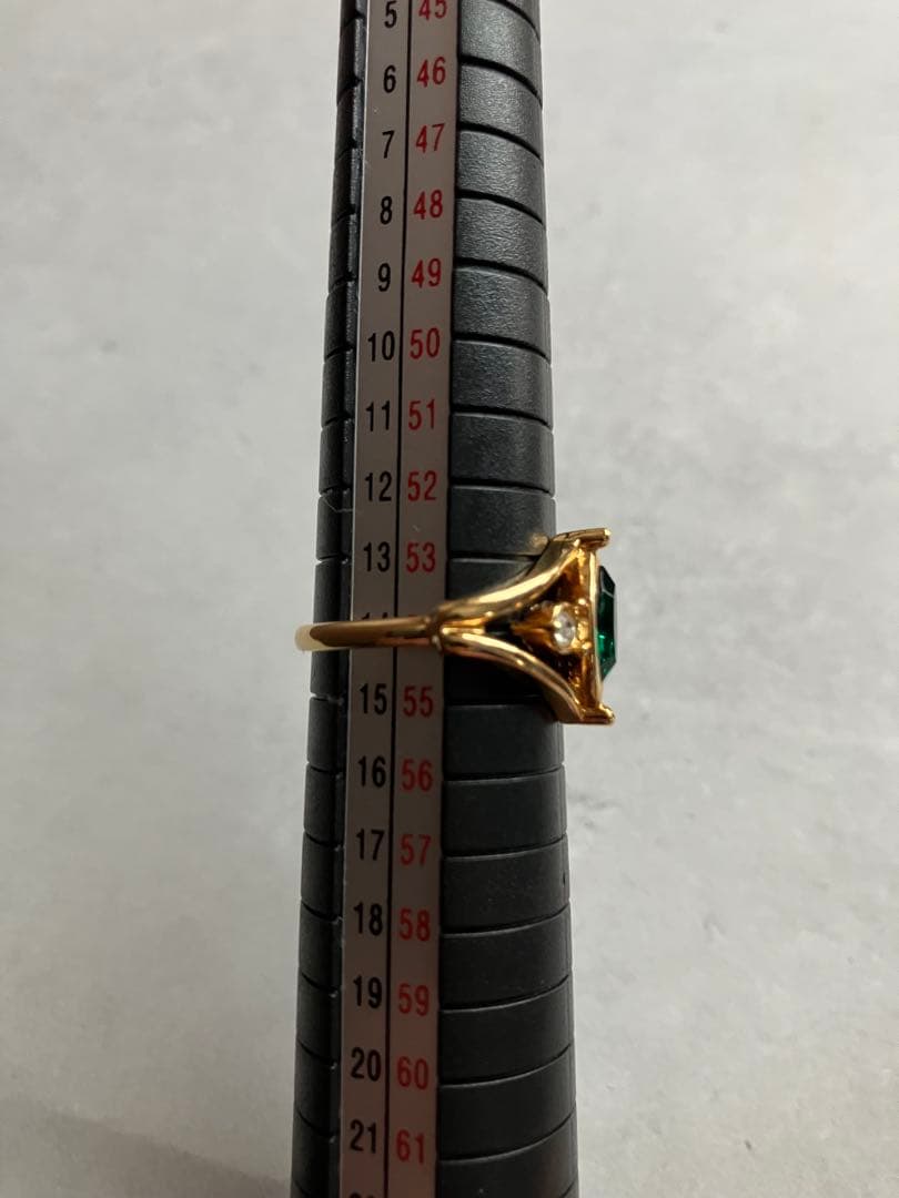 AVON ヴィンテージ リング エメラルドグリーンストーン 14号