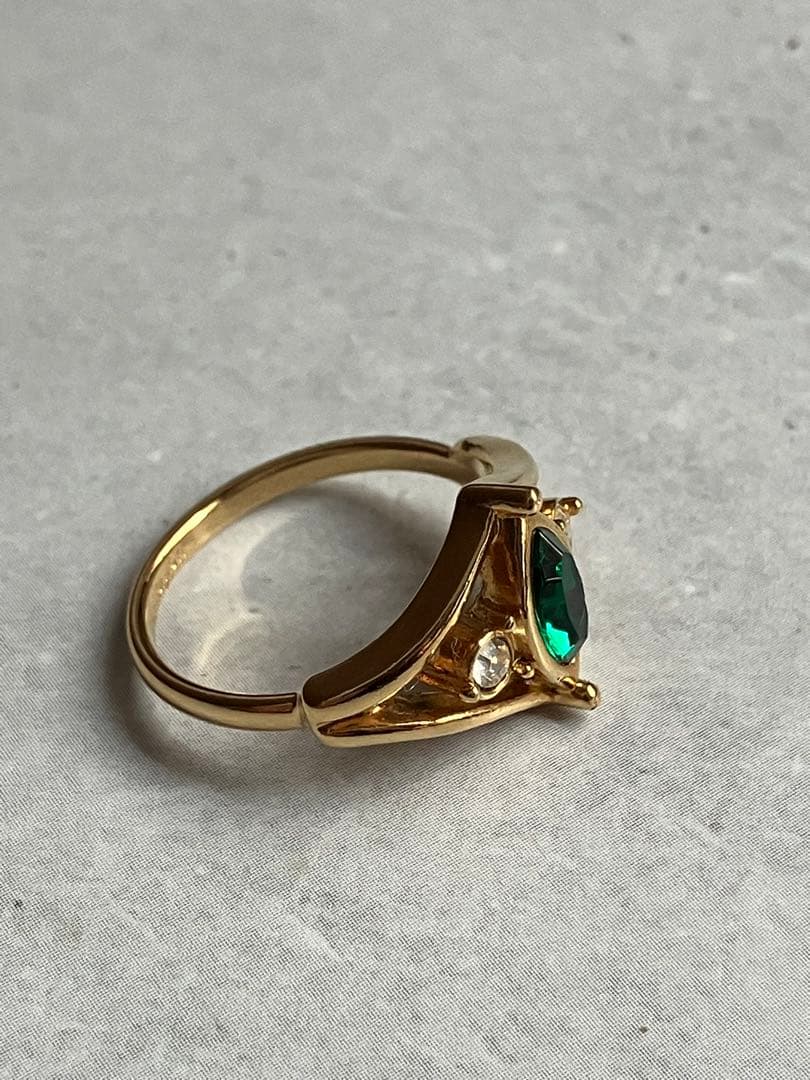 AVON ヴィンテージ リング エメラルドグリーンストーン 14号