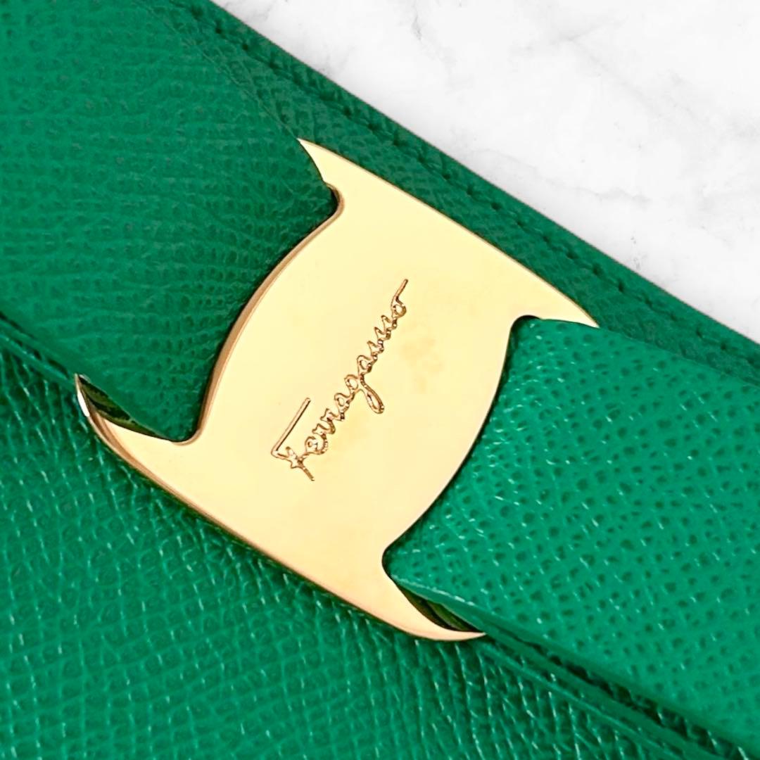 【極美品】フェラガモ 二つ折り財布 ヴァラ リボン グリーン SMERALDO