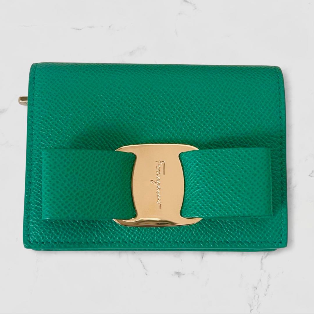 【極美品】フェラガモ 二つ折り財布 ヴァラ リボン グリーン SMERALDO