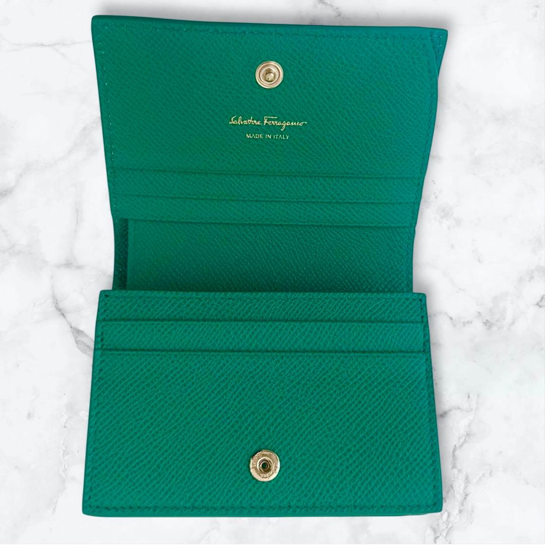 【極美品】フェラガモ 二つ折り財布 ヴァラ リボン グリーン SMERALDO