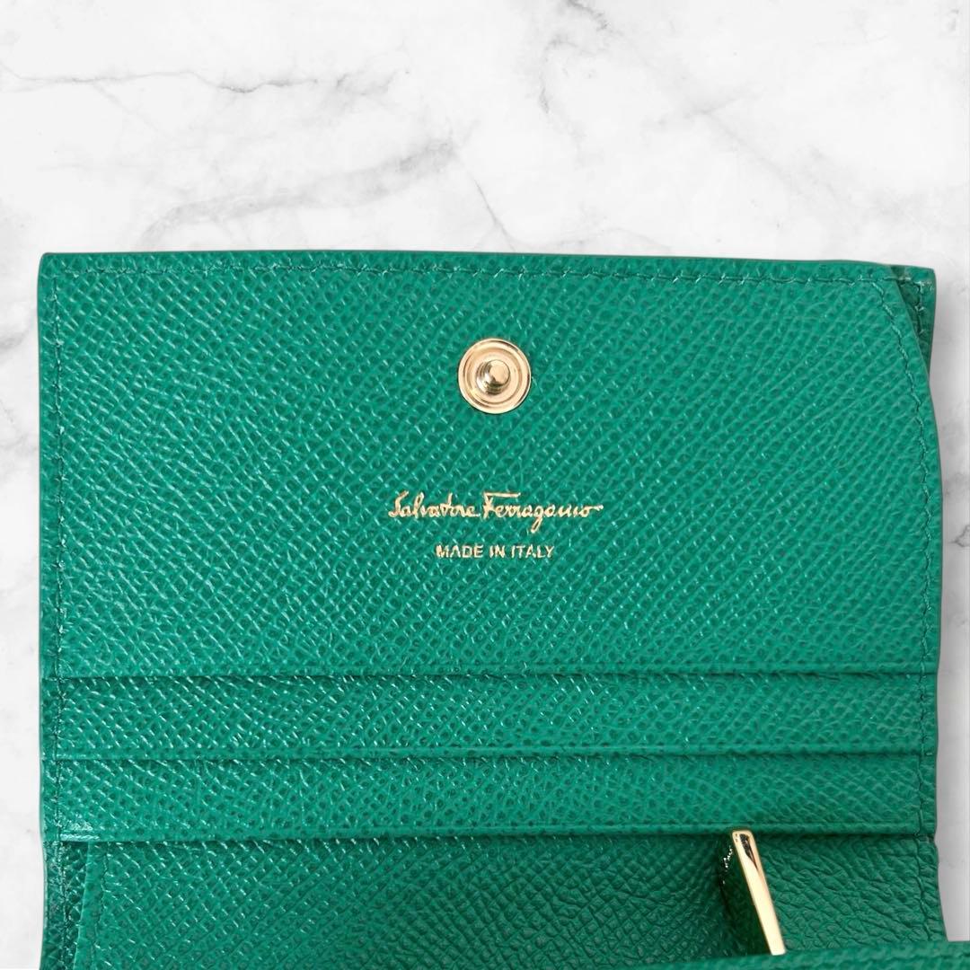 【極美品】フェラガモ 二つ折り財布 ヴァラ リボン グリーン SMERALDO