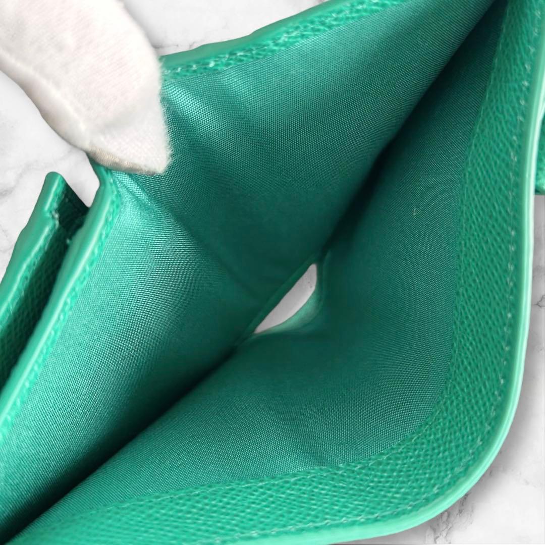 【極美品】フェラガモ 二つ折り財布 ヴァラ リボン グリーン SMERALDO