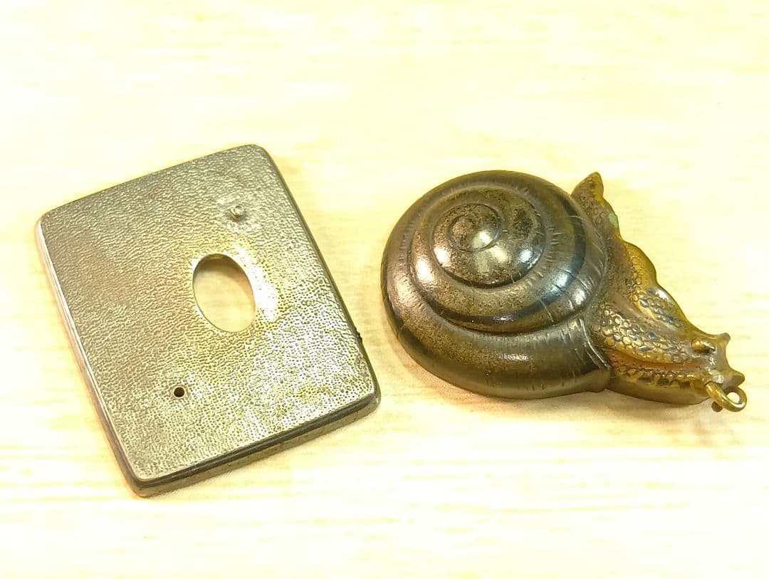 煙草入れ／前金具／蝸牛／在銘あり