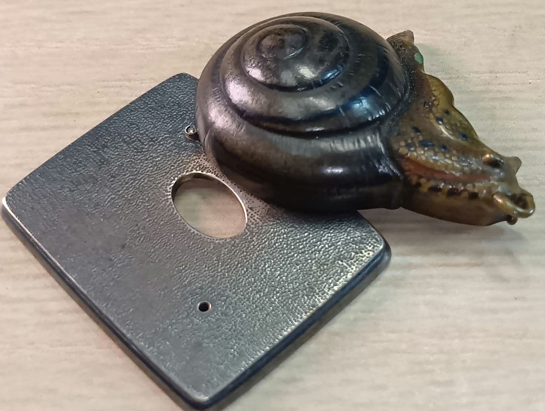 煙草入れ／前金具／蝸牛／在銘あり
