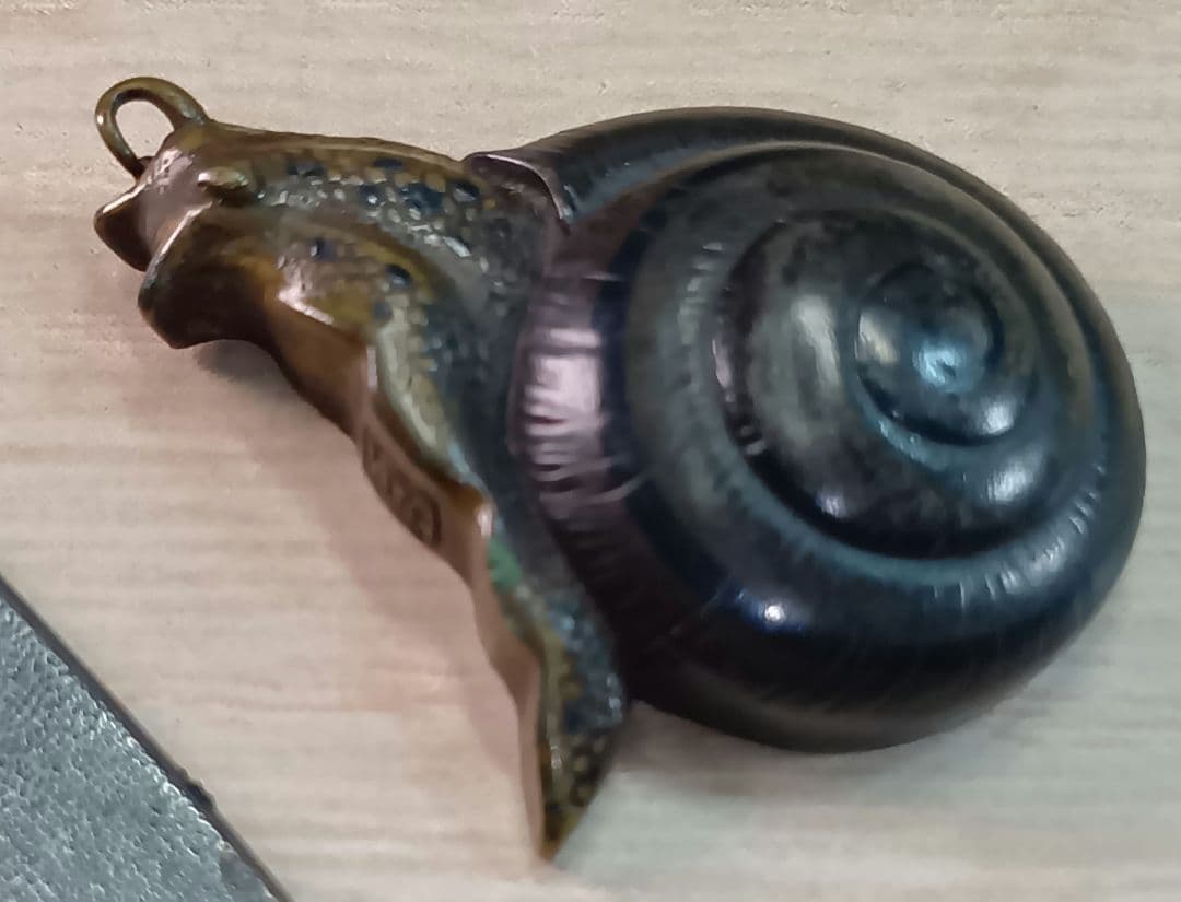 煙草入れ／前金具／蝸牛／在銘あり