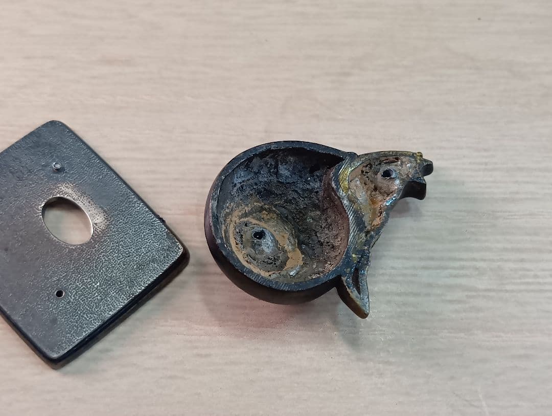 煙草入れ／前金具／蝸牛／在銘あり