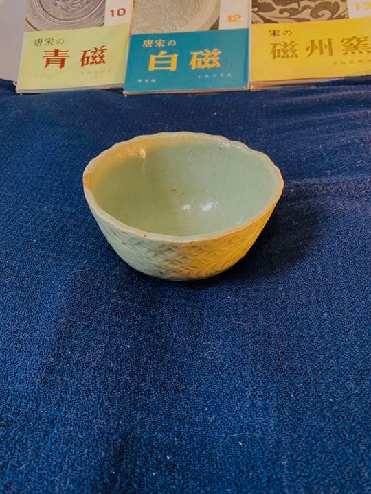 中国宋代龍泉窑葵口刻花碗、口沿有金修、