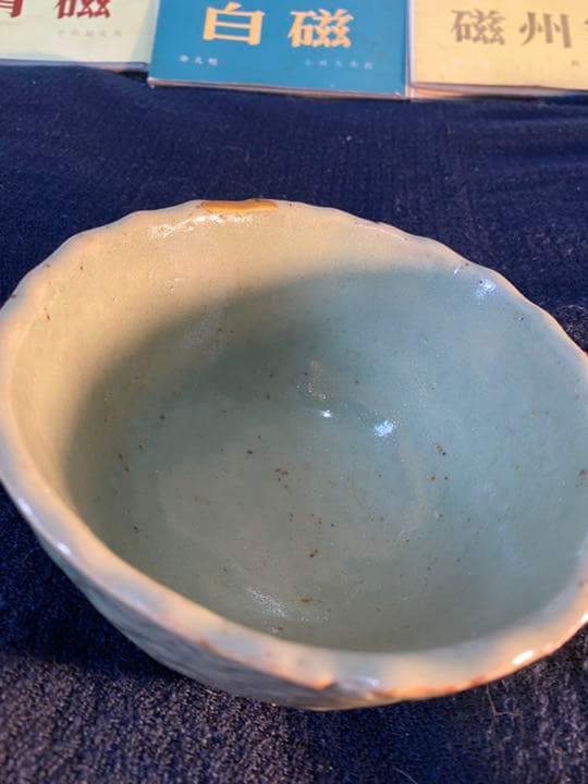 中国宋代龍泉窑葵口刻花碗、口沿有金修、