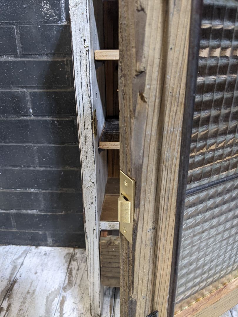 古材飾り棚　チェッカーガラス扉　白