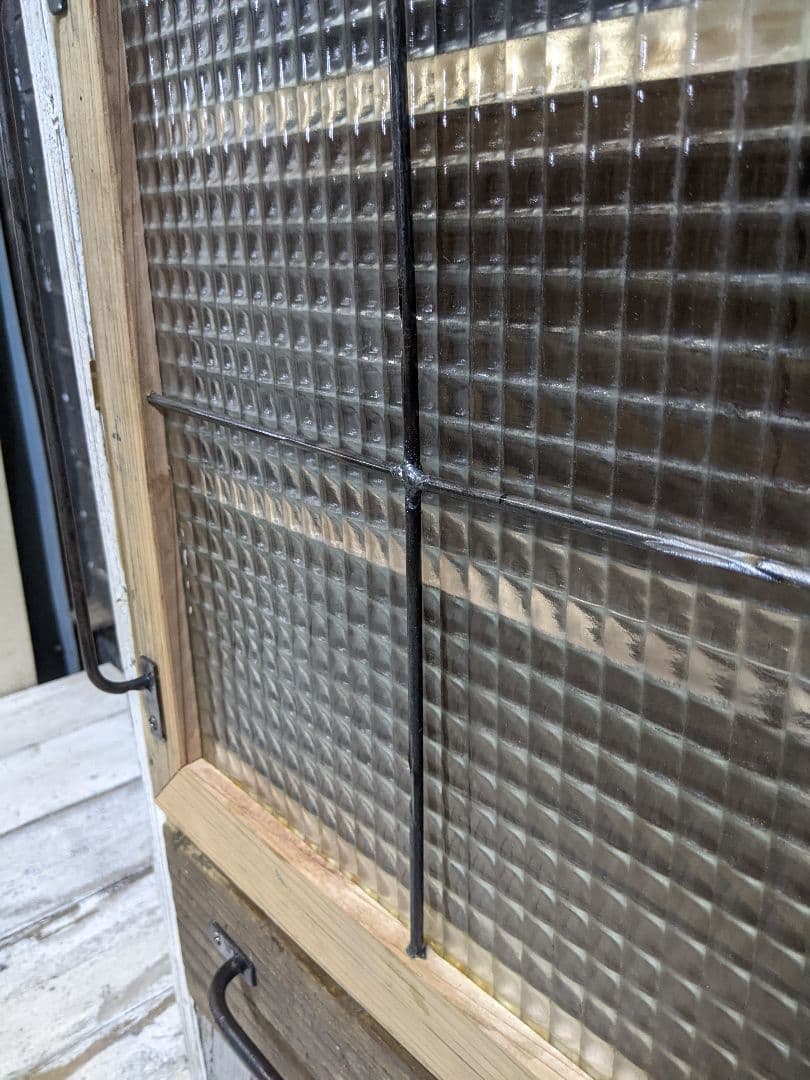 古材飾り棚　チェッカーガラス扉　白