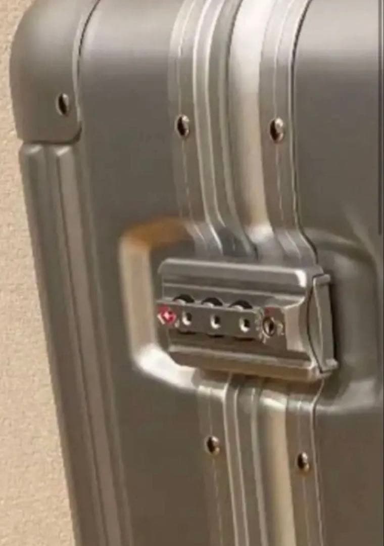 【未使用】リモワ Mercedes シルバー キャリーケース 65ℓ