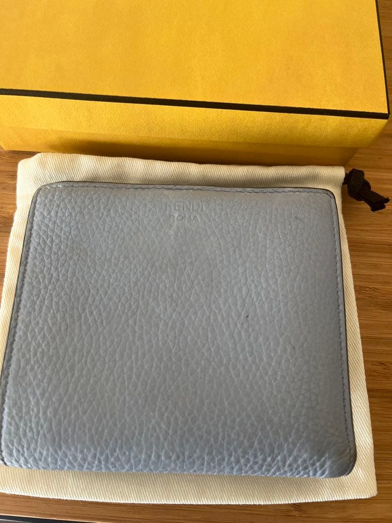 FENDI ピーカブーライトブルー 二つ折り財布 箱　保存袋付き