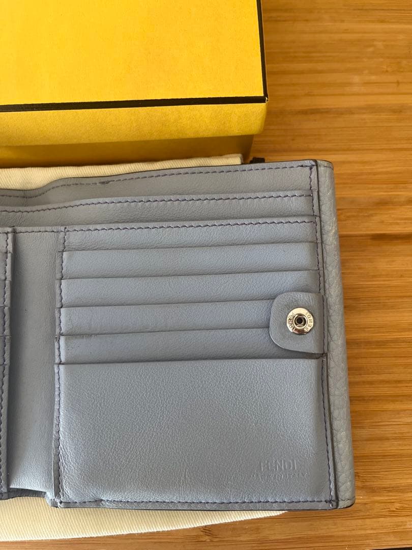 FENDI ピーカブーライトブルー 二つ折り財布 箱　保存袋付き