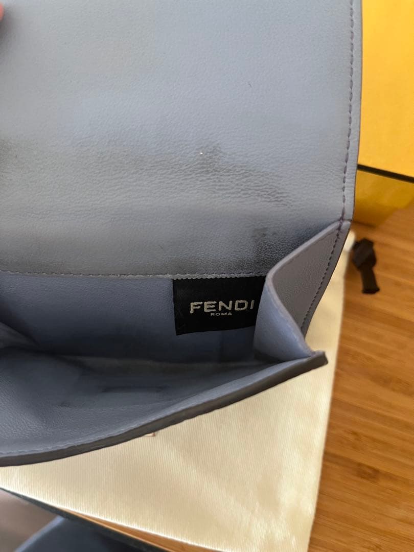 FENDI ピーカブーライトブルー 二つ折り財布 箱　保存袋付き