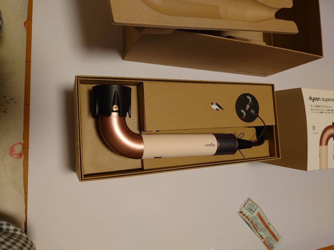 Dyson Supersonic ヘアドライヤ HD17VLP従来より小さく軽量