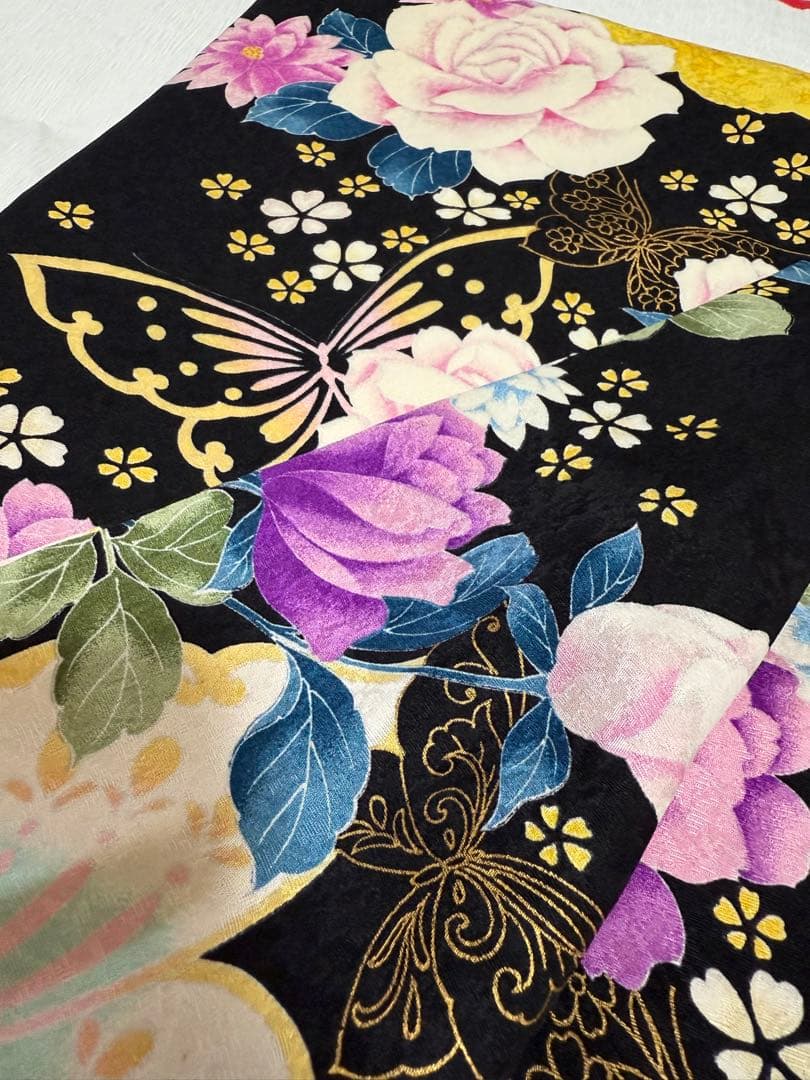 振袖No.2【身長150㎝〜160㎝の方向け】黒地に花模様　蝶々金彩　正絹