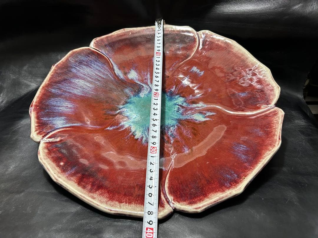 美しい古美術◾️蔵から美しい花がかたどられた大皿が出てかきました。