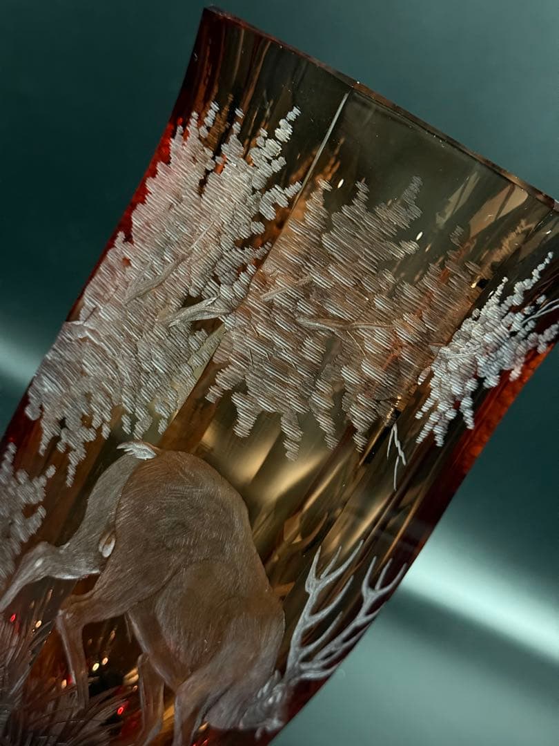 モーゼル クリスタル　赤色　鹿彫刻　八角形　花瓶