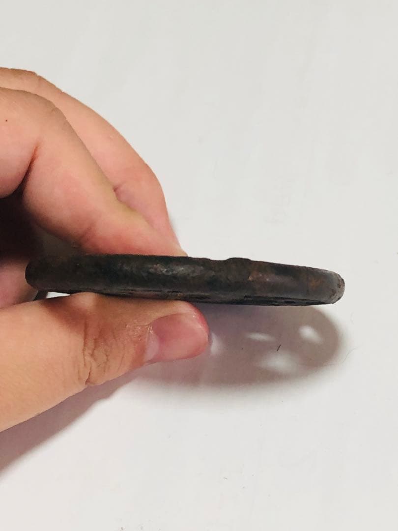 旧家蔵出し品　赤坂鍔　千鳥に蝶の図　鉄製　時代物　箱無し　刀装具　武具　透かし鍔