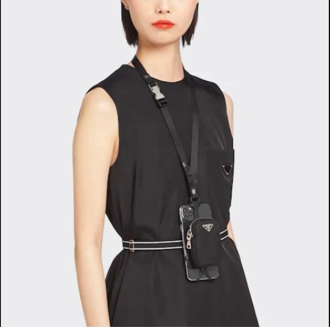 【現行品】PRADA スマートフォンショルダー 携帯ケース 三角ロゴ
