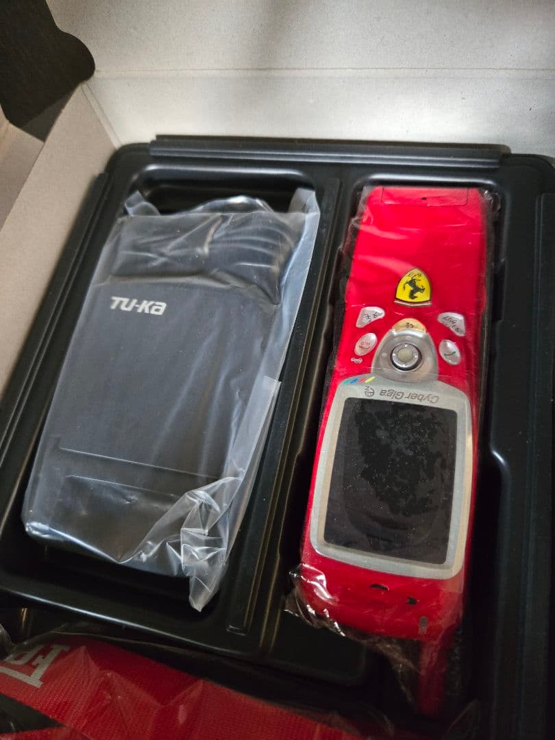 レア TUKA 限定 Ferrari フェラーリ ガラケー 携帯