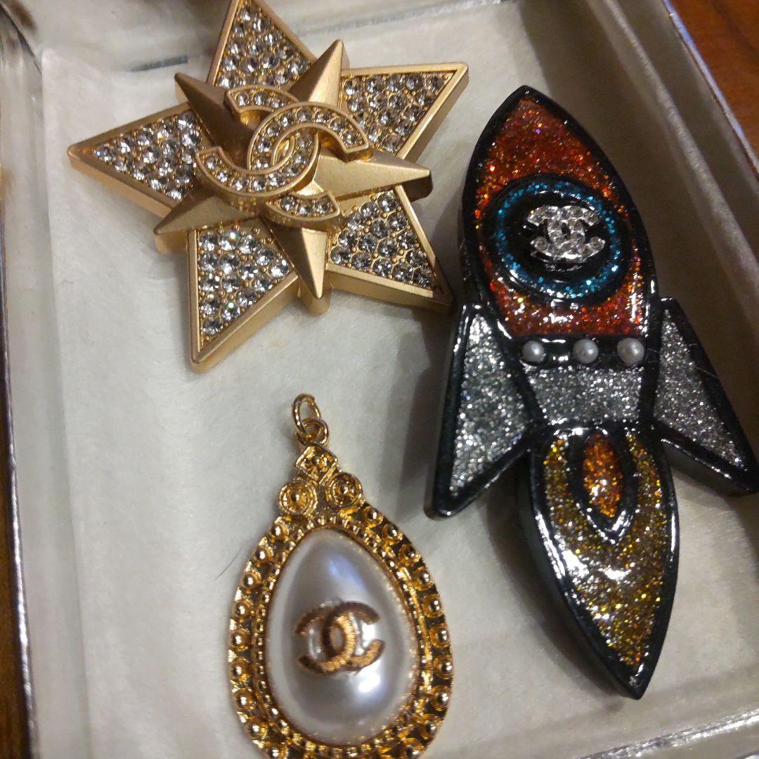 CHANEL ブローチセット 星型とロケット型