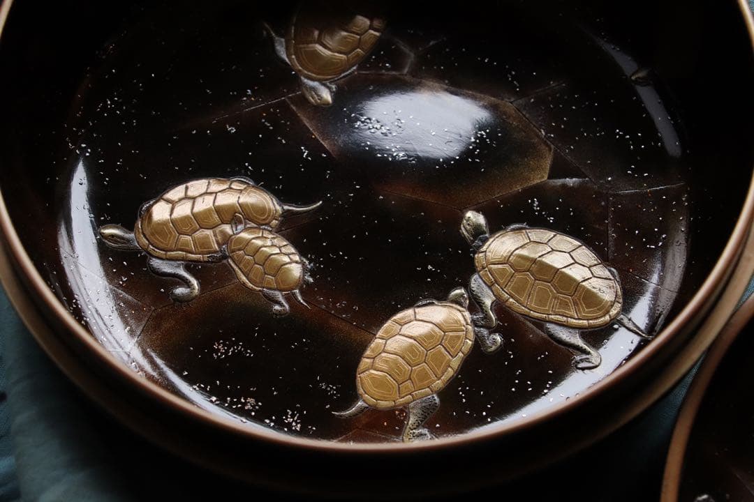 茶道具　古い食籠　雪輪に梅　亀　金蒔絵　闇蒔絵　木製　菓子器　梨子地　漆器　亀甲