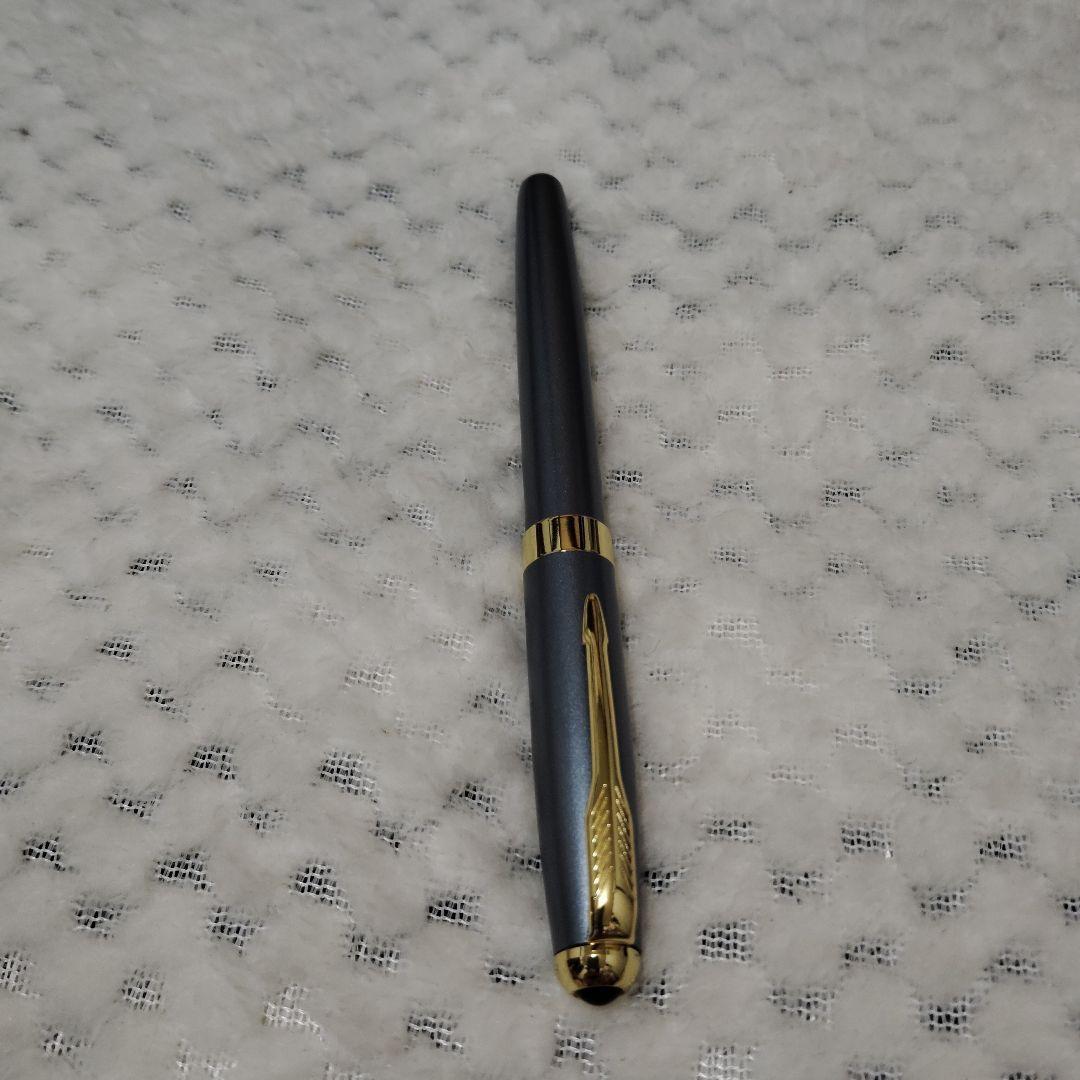 グレーの金属製万年筆4