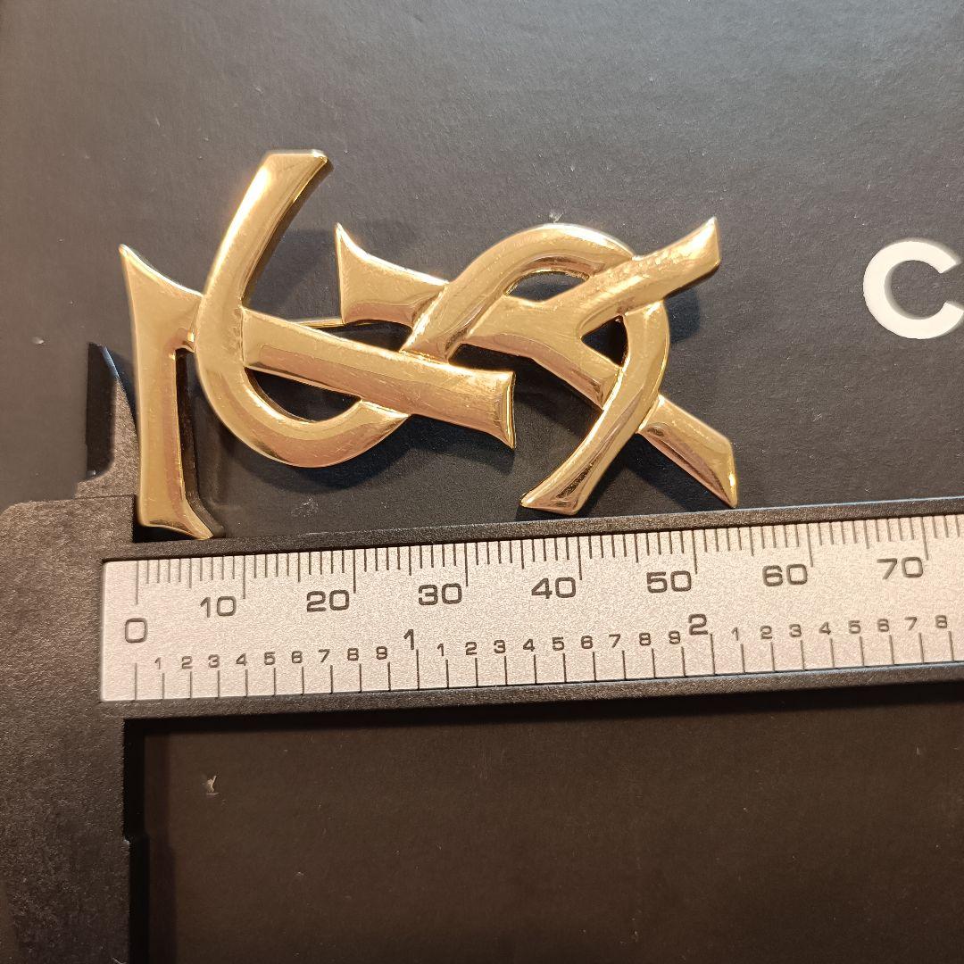 イヴサンローラン　ブローチ　ゴールド　ロゴ　付属品なし