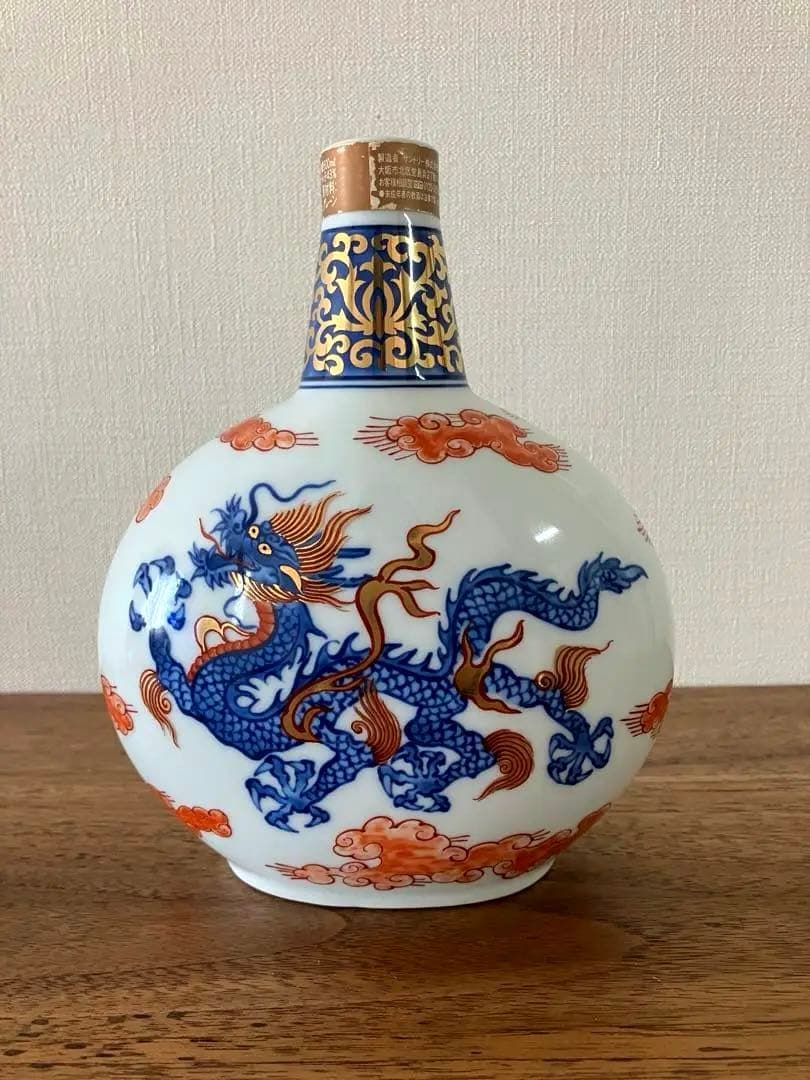 空瓶　サントリーウィスキー　染錦雲龍文変形瓶 有田焼