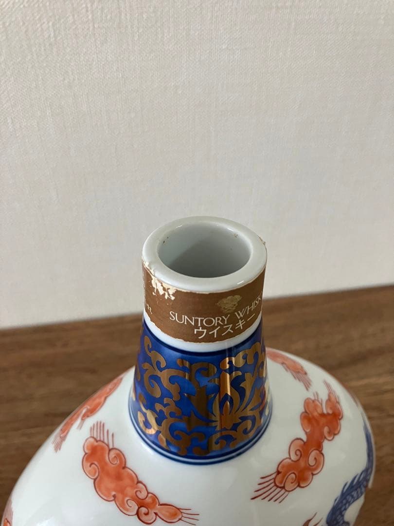 空瓶　サントリーウィスキー　染錦雲龍文変形瓶 有田焼